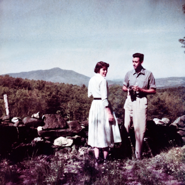 This undated photo provided by The Story Factory shows author J.D. Salinger at his home in Cornish, New Hampshire, with Emily Maxwell, the wife of William Maxwell, a close friend and Salinger’s editor at The New Yorker. (AP-Yonhap News)