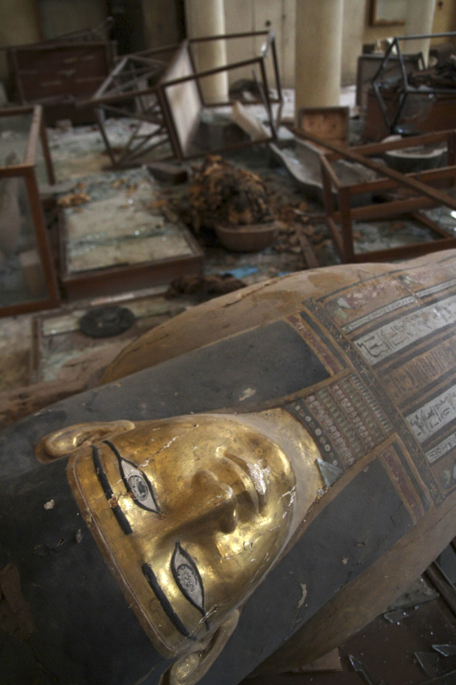 In this photo taken on Aug. 17, damaged pharaonic objects lie on the floor of the Malawi Antiquities Museum after it was ransacked and looted between the evening of Aug. 15 and the morning of Aug. 16 in Malawi, Egypt. (AP-Yonhap News)