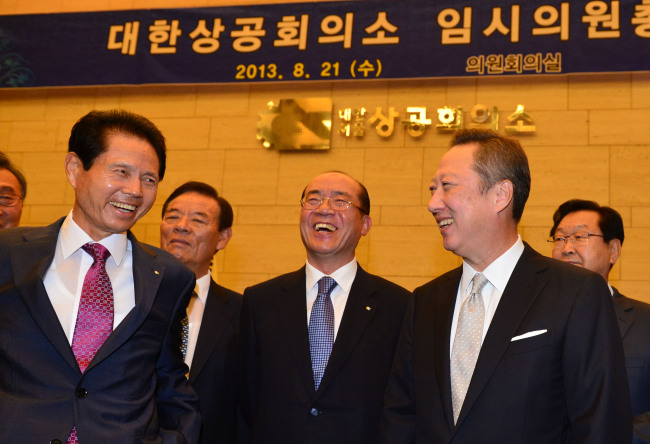 Doosan Group chief Park Yong-maan (second from right) greets corporate executives at his inauguration as the new chairman of the Korea Chamber of Commerce and Industry. (Lee Sang-sub/ The Korea Herald)