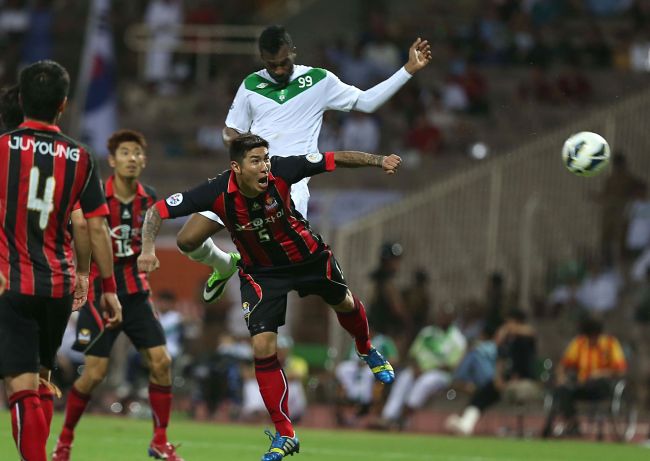 FC Seoul’s Cha Du-ri (front) and Al Ahli’s Kamil Al Mousa vie for the ball. (AFP-Yonhap News)