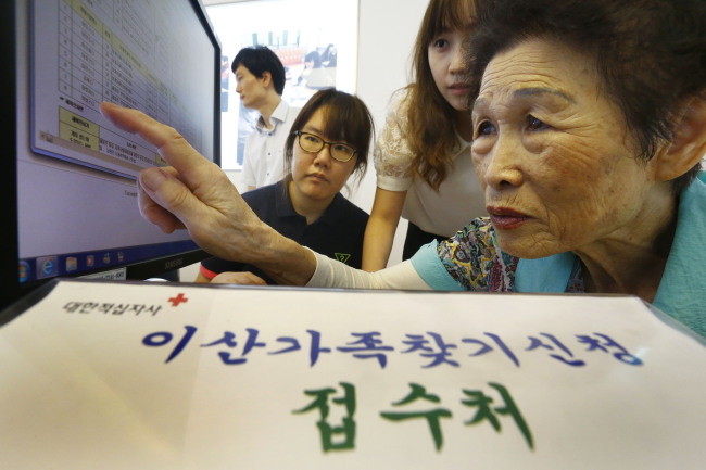 20일 오후 서울 중구 대한적십자사 본사 이산가족 찾기 신청 접수처에서 이근순 할머니가 신청서 등록 확인과 관련 사항을 질문하고 있다. (연합뉴스)