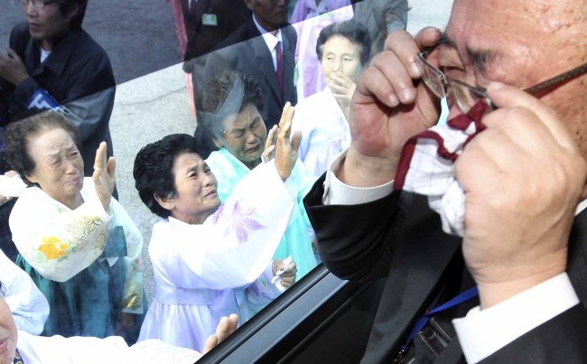 This file photo taken on Nov. 5, 2010, shows North Korean women crying as they bid farewell to their South Korean relatives after inter-Korean temporary family reunions at Mount Geumgang resort. (Yonhap News)