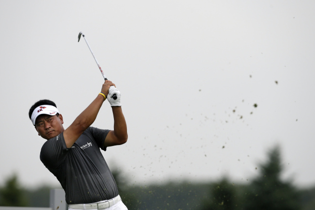 Korea’s Choi Kyung-ju tees off on the fourth hole at The Barclays golf tournament on Thursday. (AP-Yonhap News)