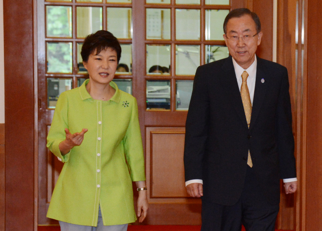 President Park Geun-hye guides U.N. Secretary General Ban Ki-moon at Cheong Wa Dae on Friday. (Chung Hee-cho/The Korea Herald)