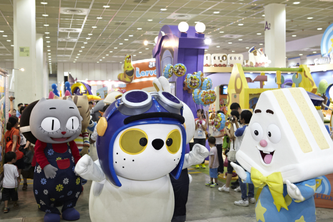 People wearing popular animation character suits parade around last year’s Character Licensing Fair in COEX, Samseong-dong, Seoul. (KOCCA)