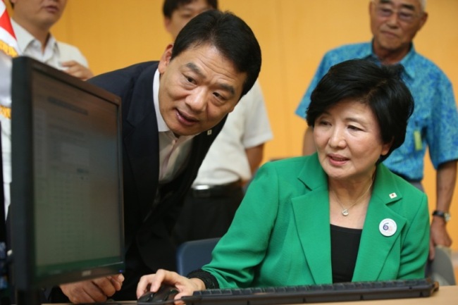 South Korean Red Cross president Yoo Jong-keun (right) takes part in a draw for selecting South Koreans to be reunited with their families in North Korea next month around the Chuseok holidays. (Yonhap News)