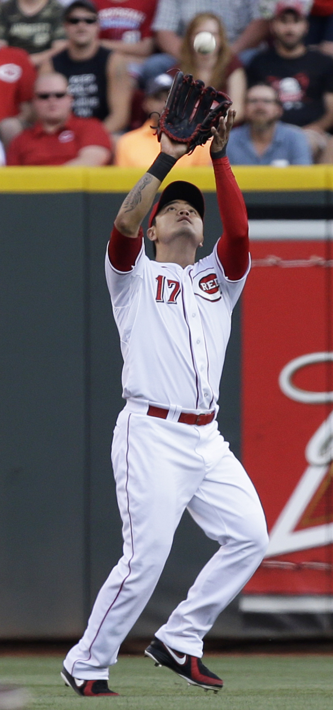 Cincinnati Reds center fielder Choo Shin-soo catches a fly ball in the first inning on Saturday. (AP-Yonhap News)