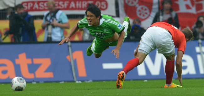 Wolfsburg’s Koo Ja-cheol is tackled by Mainz’s Johannes Geis on Saturday. (AFP-Yonhap News)