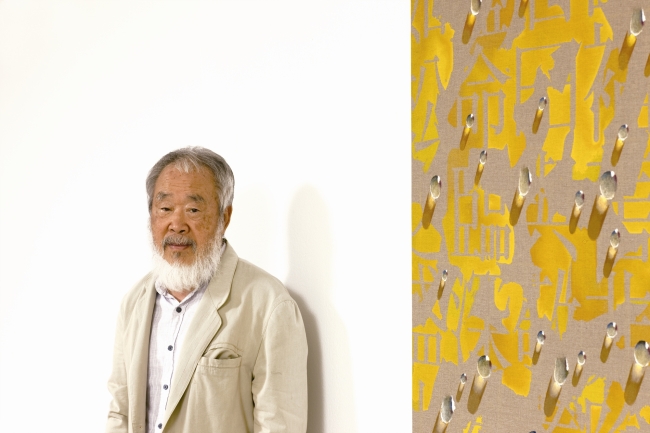 Artist Kim Tschang-yeul poses at his retrospective at Gallery Hyundai. (Gallery Hyundai)