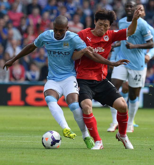 Cardiff City’s Kim Bo-kyung (right) and Manchester City’s Fernandinho vie for the ball. (AFP-Yonhap News)