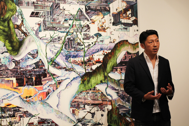 Artist Jin Meyerson explaining his piece, “Broadacre,” at the press conference for his solo exhibition on Friday. (Hakgojae Gallery)