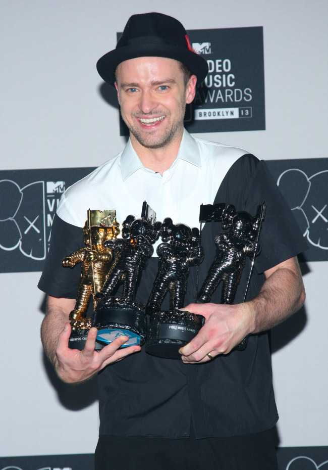 Justin Timberlake holds his numerous awards in the press room at the 2013 MTV Video Music Awards at the Barclays Center in New York City on Aug. 25. (UPI-Yonhap News)