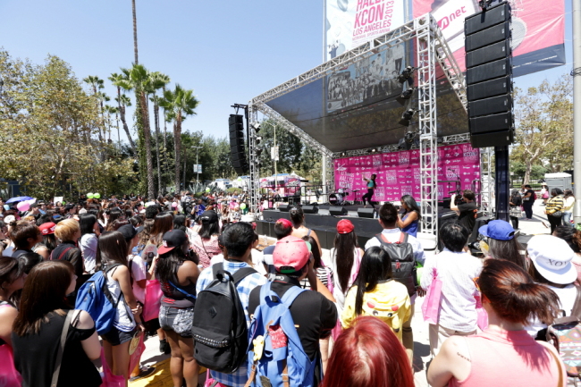 The second annual “KCON: All Things Hallyu” festival, held Aug. 24 and 25 at the Los Angeles Memorial Sports Arena in California, draws to a close with concert performances by various K-pop idols. (Yonhap News)