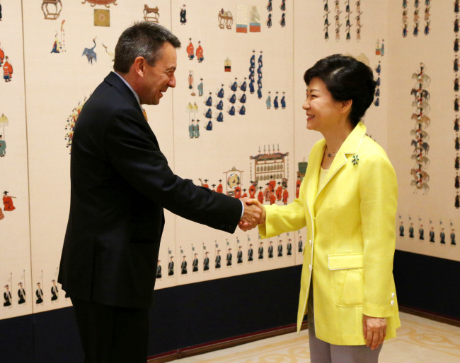 President Park Geun-hye meets with International Committee of the Red Cross President Peter Maurer at Cheong Wa Dae on Tuesday. Maurer visited North Korea last week to discuss humanitarian issues with North Korean officials ceremonial head of state Kim Yong-nam. (Chung Hee-cho/The Korea Herald)