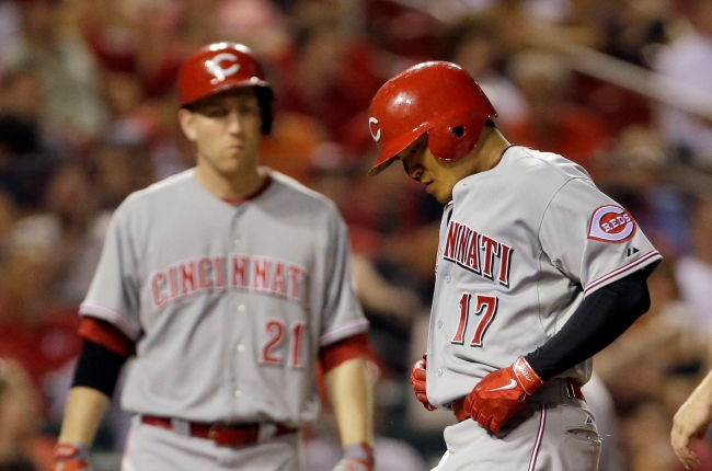 Cincinnati Reds' Shin-Soo Choo, right, touches home after hitting a solo home run as teammate Todd Frazier watches during the fifth inning of a baseball game against the St. Louis Cardinals Tuesday. (AP-Yonhap News)