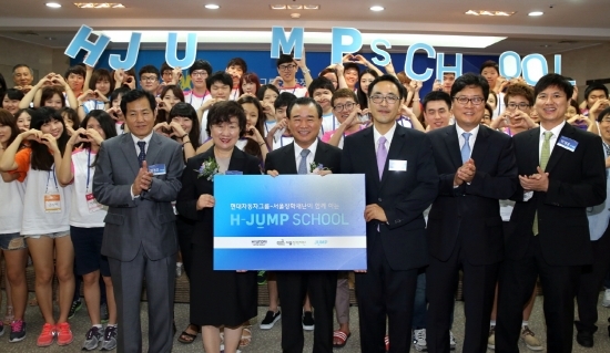 Hyundai Motor’s senior vice president Park Gwang-sik (center), Seoul Scholarship Foundation chairperson Rhee Kyung-hee (left), and social enterprise Jump’s president Lee Eui-hun (right) pose at a ceremony to launch the automaker’s new CSR program on Thursday. (Hyundai Motor)