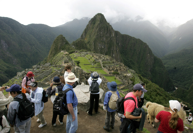 In this March 26, 2008 file photo, tourists look at the Inca citadel of Macchu Picchu in Peru. (AP-Yonhap News)