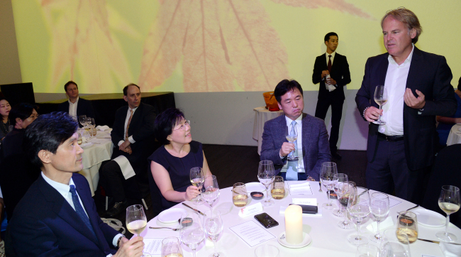 Wine critic James Suckling (standing) talks about pairing Korean cuisine with wine as Secretary of Education and Cultural Affairs Mo Cheol-min (from left), CICI president Choi Jung-wha, and director-general of the Tourism Policy Bureau of Seoul Metropolitan Government Seo Jeong-hyup listen at a dinner held at Hwa Soo Mok by Kang Leo in Itaewon-dong, Seoul, Sunday. (Ahn Hoon/The Korea Herald)