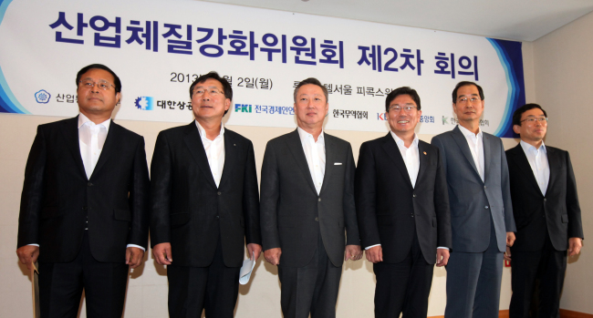 Industry Minister Yoon Sang-jick (third from right) and leaders of business organizations including Park Yong-maan (fourth from right), chairman of Korea Chamber of Commerce and Industry, and Han Duck-soo (second from right), chairman of the Korea International Trade Association, pose before holding talks on strengthening the nation’s industrial sectors at a hotel in Seoul on Monday. ( Yonhap News)