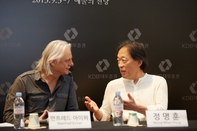 Founder of ECM Manfred Eicher (left) and conductor Chung Myung-whun speak during a press conference at Ara Art Center in Insa-dong on Monday. ( CREDIA)