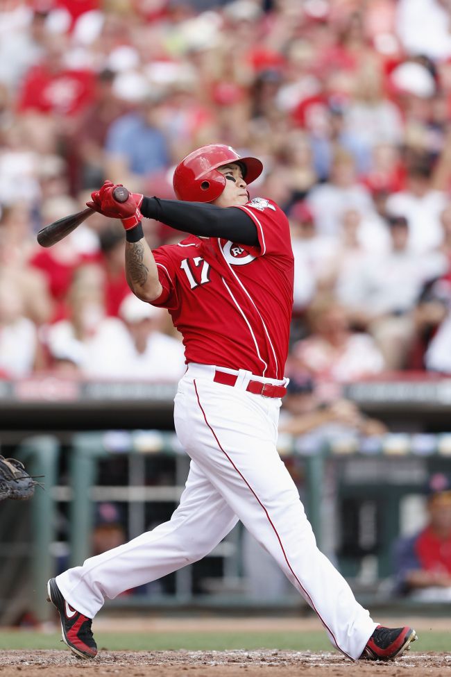 Cincinnati Reds center fielder Choo Shin-soo hits a two-run home run in the second inning. ( AFP-Yonhap News)