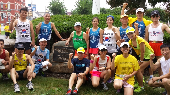 Participants in Bergen County’s first Comfort Women Memorial Peace Marathon pose around a memorial to the women near the starting line on Monday. (Yonhap News)