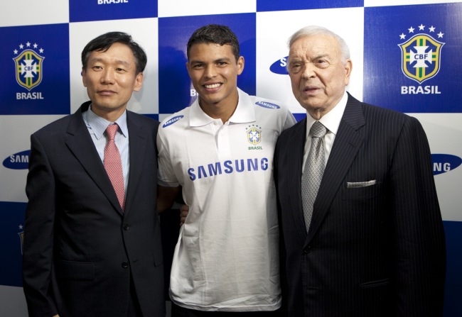 Samsung Electronics managing director Park Kyung-cheol (left), Brazil’s national football team captain Thiago Silva and Confederacao Brasileira de Futebol president Jose Maria Marin pose at the signing ceremony for sponsorship in Brasilia on Monday. (Samsung Electronics)