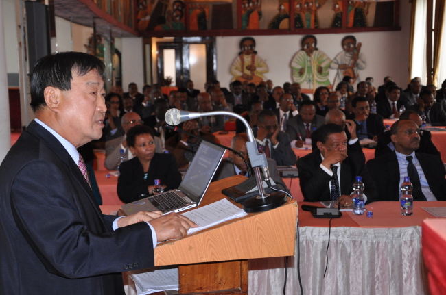 Lee Hee-beom, chairman of the Korea Employers Federation, gives a lecture to a meeting of Ethiopian ambassadors and consuls general stationed around the world in Addis Ababa on Tuesday. (Korea Employers Federation)