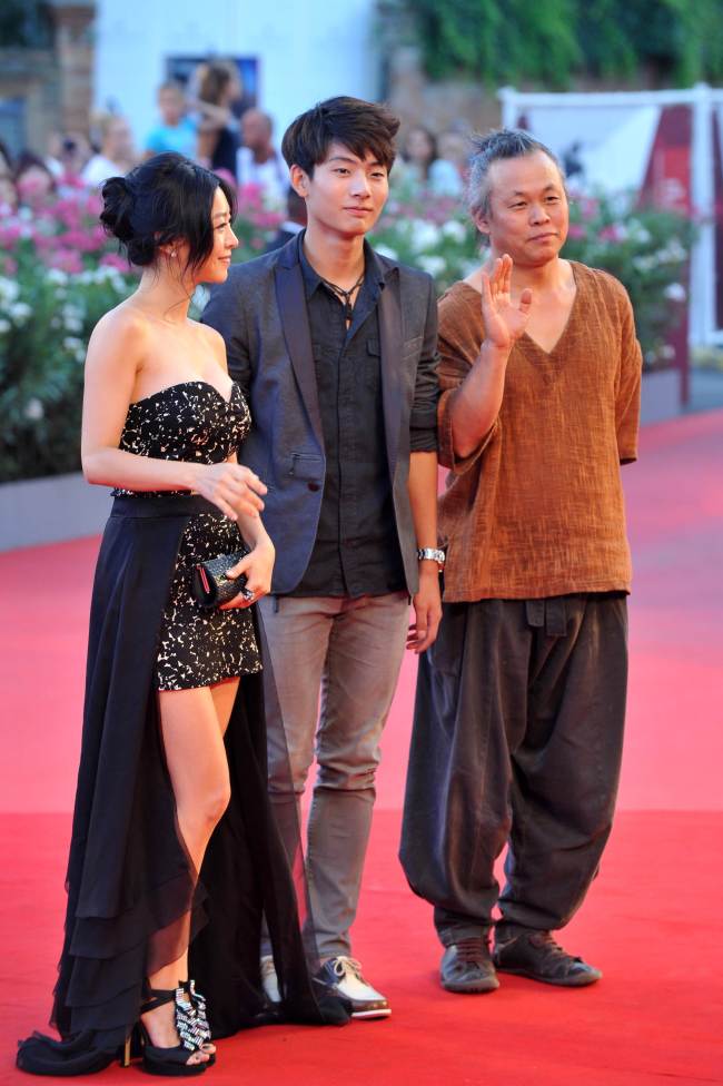 Korean film director Kim Ki-duk (from right), actor Seo Young-ju and actress Lee Eun-woo arrive for the screening of “Moebius” presented at the 70th Venice Film Festival on Tuesday at the Venice Lido. (AFP-Yonhap News)