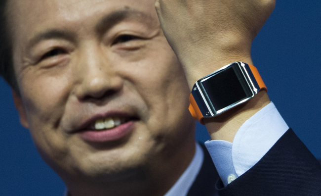 JK Shin, head of Samsung Mobile Communications, presents the Samsung Galaxy Gear in Berlin, Germany, Wednesday. (AP-Yonhap News)