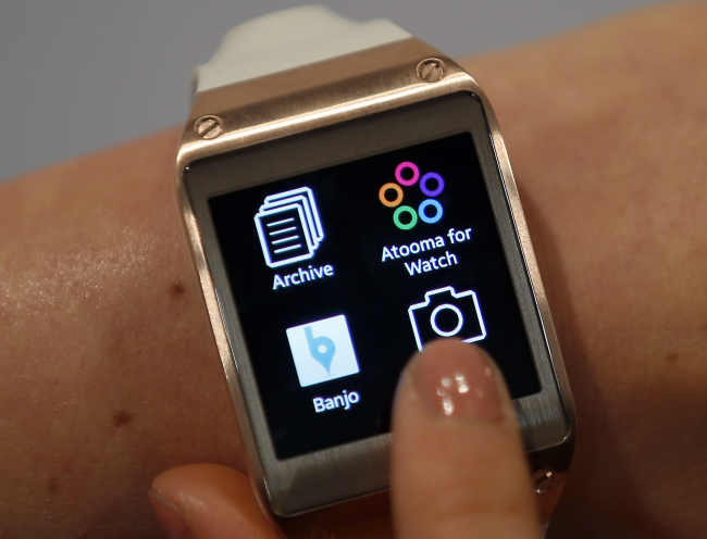 A model touches the screen of a Samsung Galaxy Gear smartwatch in Berlin, Germany, Wednesday. (AP-Yonhap News)