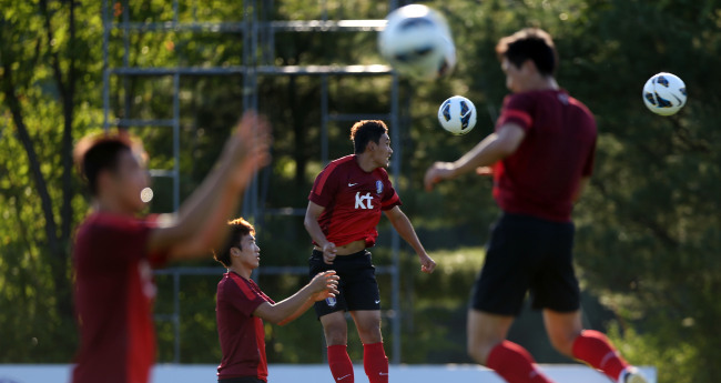 The Korean national soccer team takes part in a practice session. ( Yonhap News)