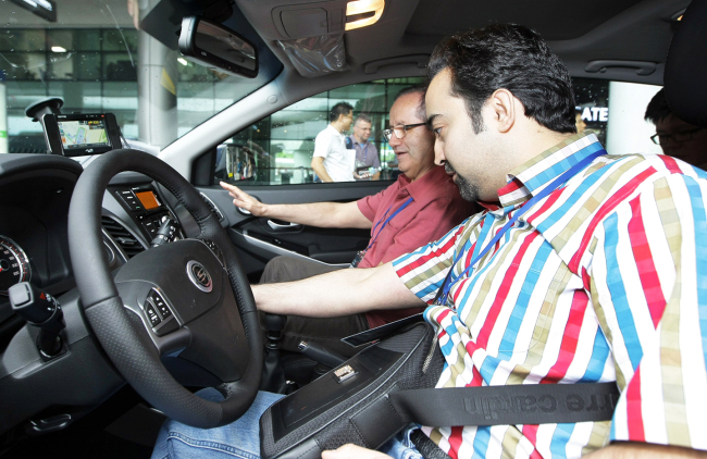 Ssangyong Motor dealers test-drive the New Korando C during the carmaker’s global distributor conference held at the Hyatt Regency on Jejudo Island on Wednesday. (Ssangyong Motor)