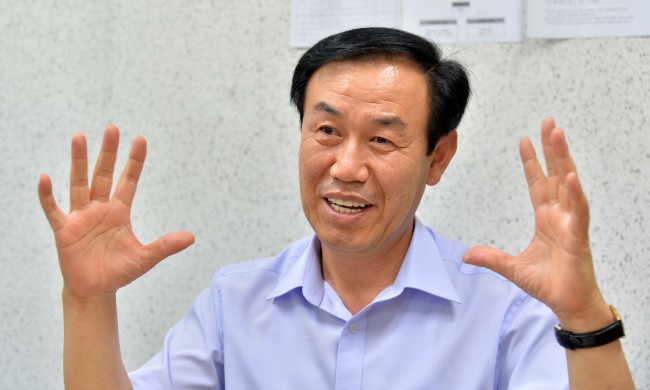 Kang Hi-sung, chief of the job center at the Korea Senior Citizen Association. (Lee Sang-sub/The Korea Herald)