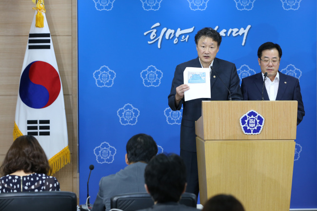 손재학 해수부 차관(왼쪽)과 정승 식약처장이 6일 오전 정부서울청사에서 일본 원전사고 지역에서 방사능 오염수가 대량 유출된 것과 관련해 일본 후쿠시마 주변 8개 현(縣)에서 나온 수산물을 전면 수입 금지하기로 한 배경설명을 하고 있다. (연합뉴스)