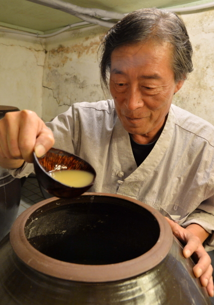 Seoul Intangible Cultural Asset No. 8 initiate Kim Taek-sang carries on the centuries-old tradition of brewing Samhaeju. (Lee Sang-sub/The Korea Herald)