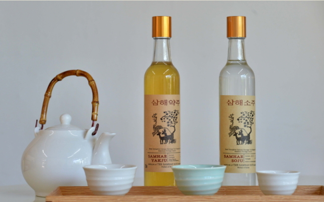 Visitors can sample artisan Kim Taek-sang’s Samhae makgeolli (from left to right), yakju and soju at Bukchon Heritage Studio. (Lee Sang-sub/The Korea Herald)