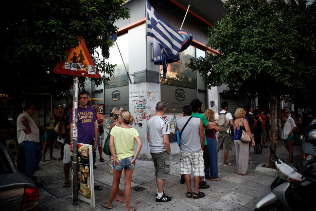 Jobseekers queue to enter a Labor Force Employment Organization job center in Athens. (Bloomberg)