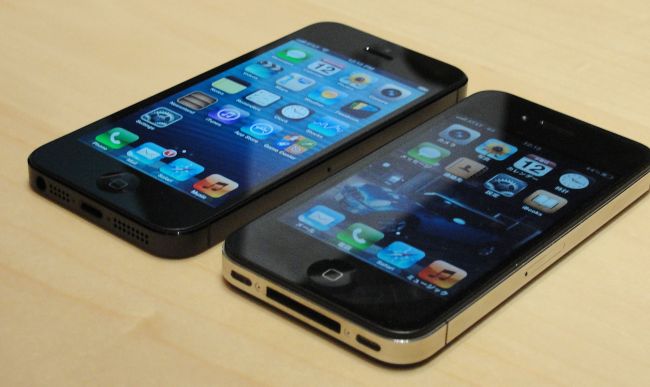 Apple’s iPhone 5 (left) and iPhone 4S (AFP-Yonhap News)