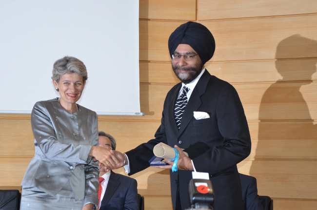 Irina Bokova (left), director general of UNESCO, shakes hands with Jagmohan Singh Raju, director general of the National Literacy Mission Authority of India, after presenting the UNESCO King Sejong Literacy Prize in Paris on Monday. (Korean National Commission for UNESCO)