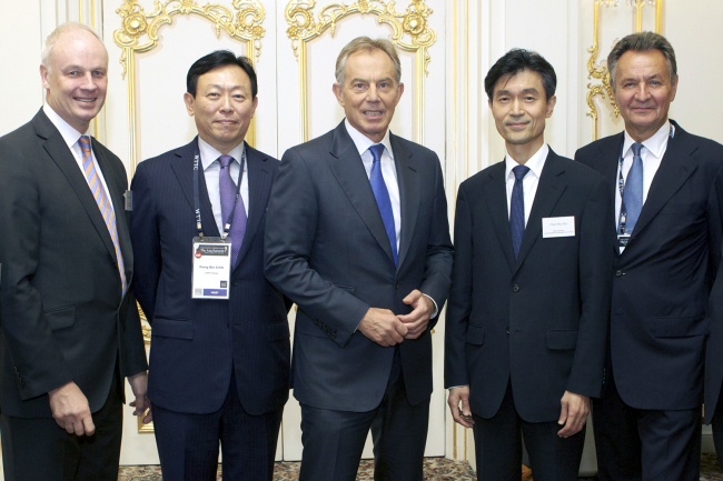 Former U.K. Prime Minister Tony Blair (center) and participants at the World Travel & Tourism Council’s Asia Summit pose at the Lotte Hotel in Seoul on Tuesday. From left are president and CEO of WTTC David Scowsil, Lotte Group chairman Shin Dong-bin, Blair, Senior Secretary to the President for Education and Culture Mo Chul-min and WTTC chairman Michael Frenzel. (Yonhap News)