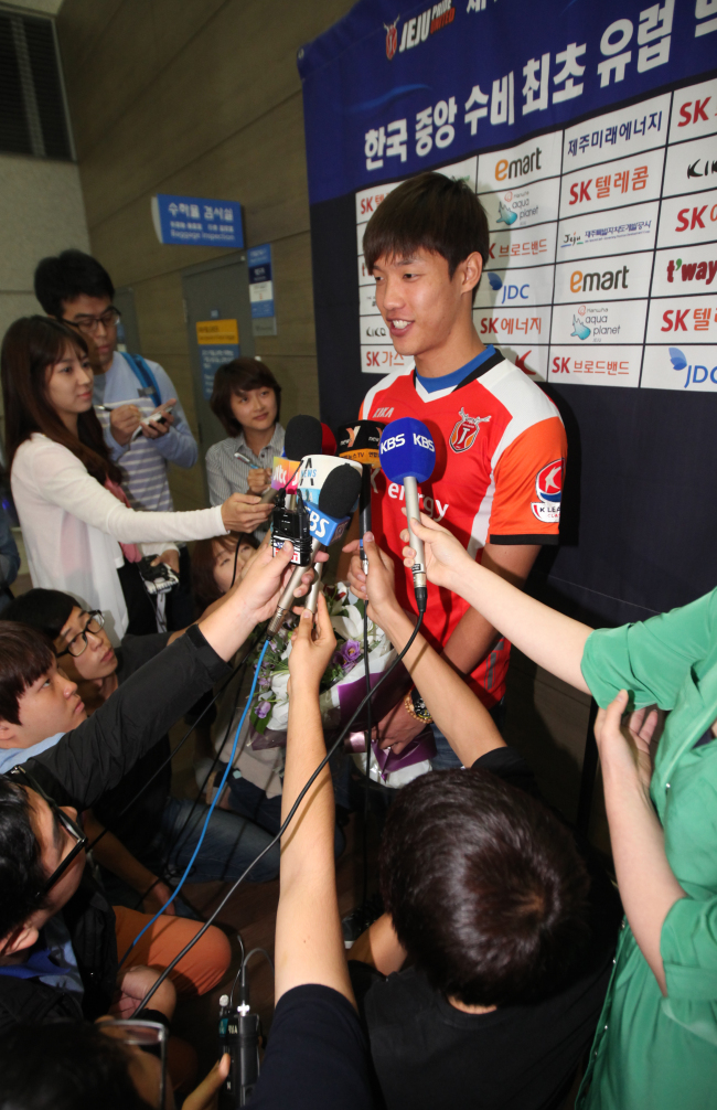 Hong Jeong-ho speaks to reporters at Incheon International Airport on Wednesday. (Yonhap News)