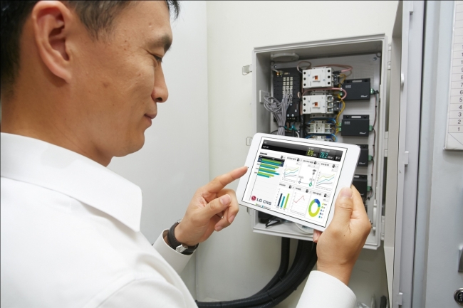 LG CNS’s energy management system for small and medium-sized shops allows users to check energy usage with their mobile devices. LG CNS’ engineer carries out an inspection at a client’s store. (LG CNS)