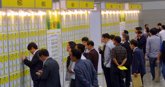 A job fair for the middle-aged and elderly, co-organized by the Federation of Korean Industries and major conglomerates, is crowded with job seekers at Kintex, west of Seoul, Thursday. (Kim Myung-sub/The Korea Herald)