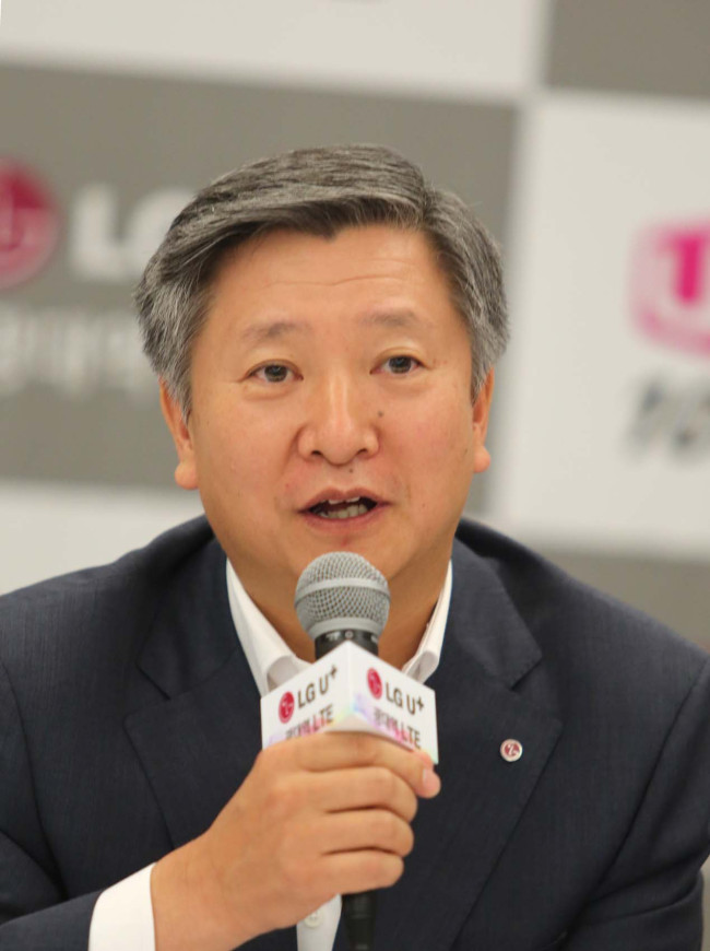 Lee Chang-woo, executive vice president of LG Uplus, announces a plan for the broadband LTE service in Seoul on Thursday. (LG Uplus)