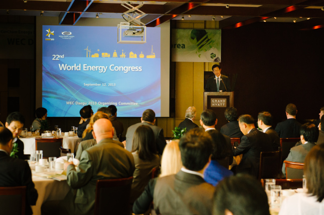 KEPCO CEO Cho Hwan-eik, who chairs the WEC Daegu 2013 organizing committee, speaks to members from Australian Chamber of Commerce and Canadian Chamber of Commerce during a luncheon in Seoul on Thursday. (CCCK)