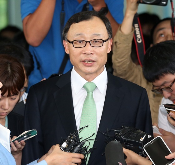 Prosecutor General Chae Dong-wook leaves the Supreme Prosecutors’ Office on Friday. (Yonhap News)