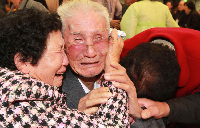 남북이산가족 상봉행사 마지막 날 작별상봉행사에서 김진원(80,북측) 가족이 헤어지기 전 오열하고있다. (코리아헤럴드)