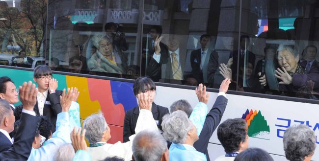 Tearful North Koreans wave goodbye to their South Korean family members aboard a bus heading back to Seoul at Mount Geumgang on Nov. 5, 2010. (Korea Herald file)