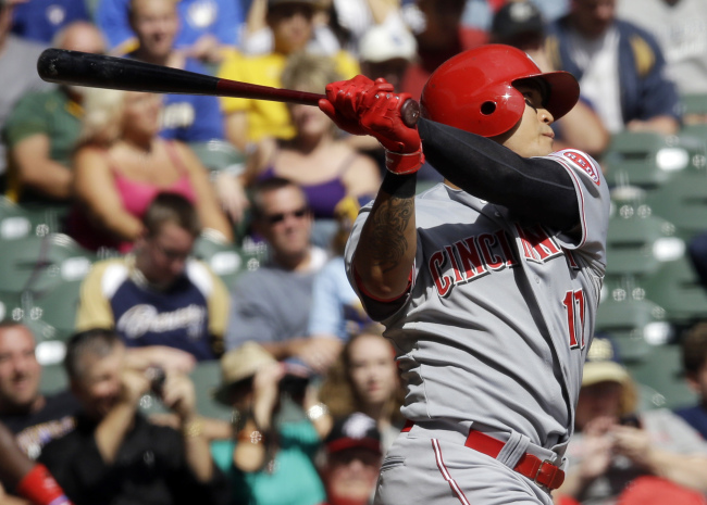 Cincinnati Reds center fielder Choo Shin-soo hits a two-run home run in the second inning. (AP-Yonhap News)